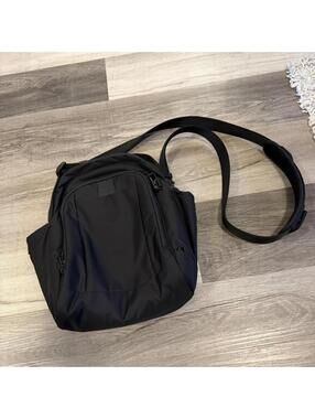 pacsafe metrosafe LS 250 with exomesh shoulder bag